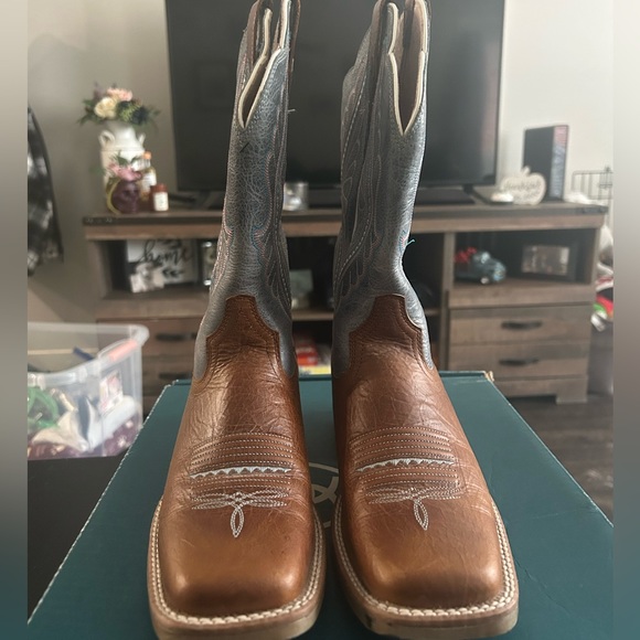 Ariat Women Boots - Picture 1 of 8